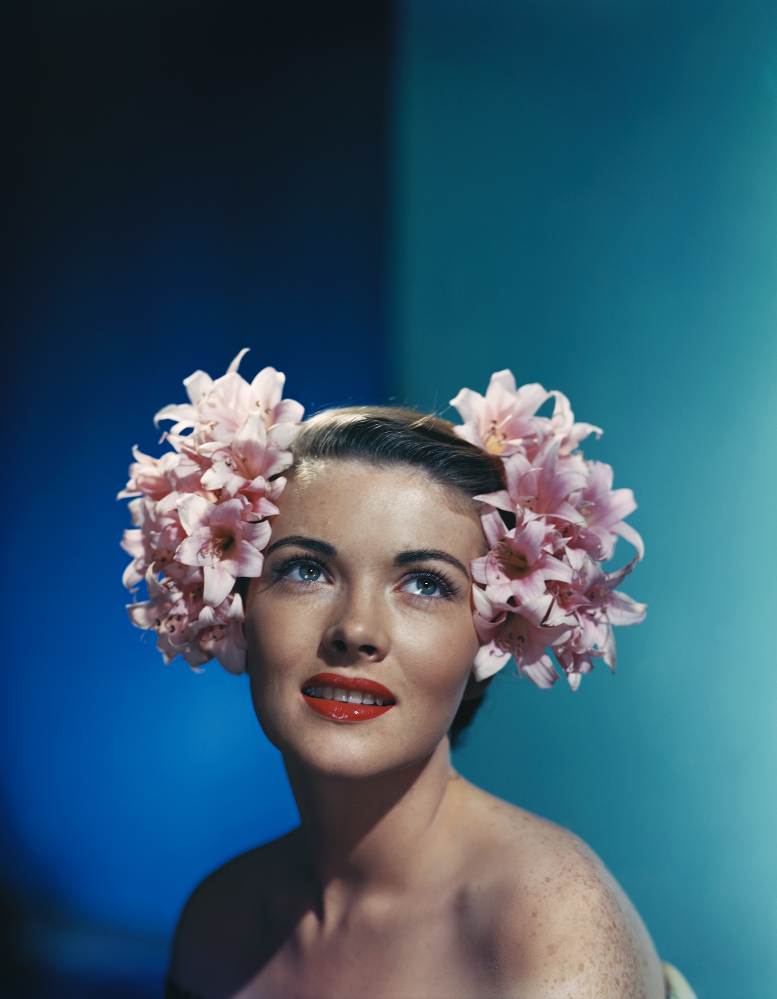 visage-de-femme-coiffee-et-maquillee-pour-une-mise-en-beaute
